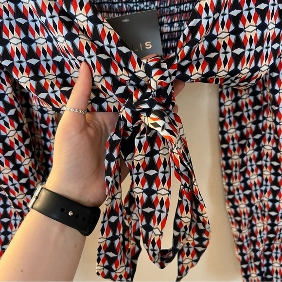 Le Lis Long Sleeve Abstract Print Crop Top - Picture 3 of 3